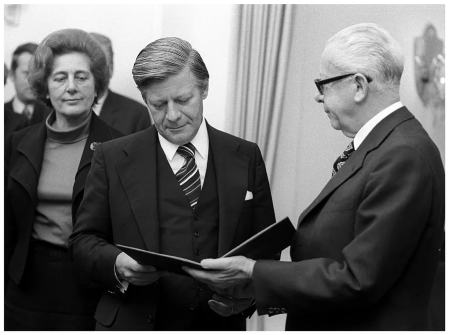 Abbildung zur Frage: Der deutsche Bundespräsident Gustav Heinemann gibt Helmut Schmidt 1974 die Ernennungsurkunde zum deutschen Bundeskanzler. Was gehört zu den Aufgaben der deutschen Bundespräsidentin/des deutschen Bundespräsidenten?