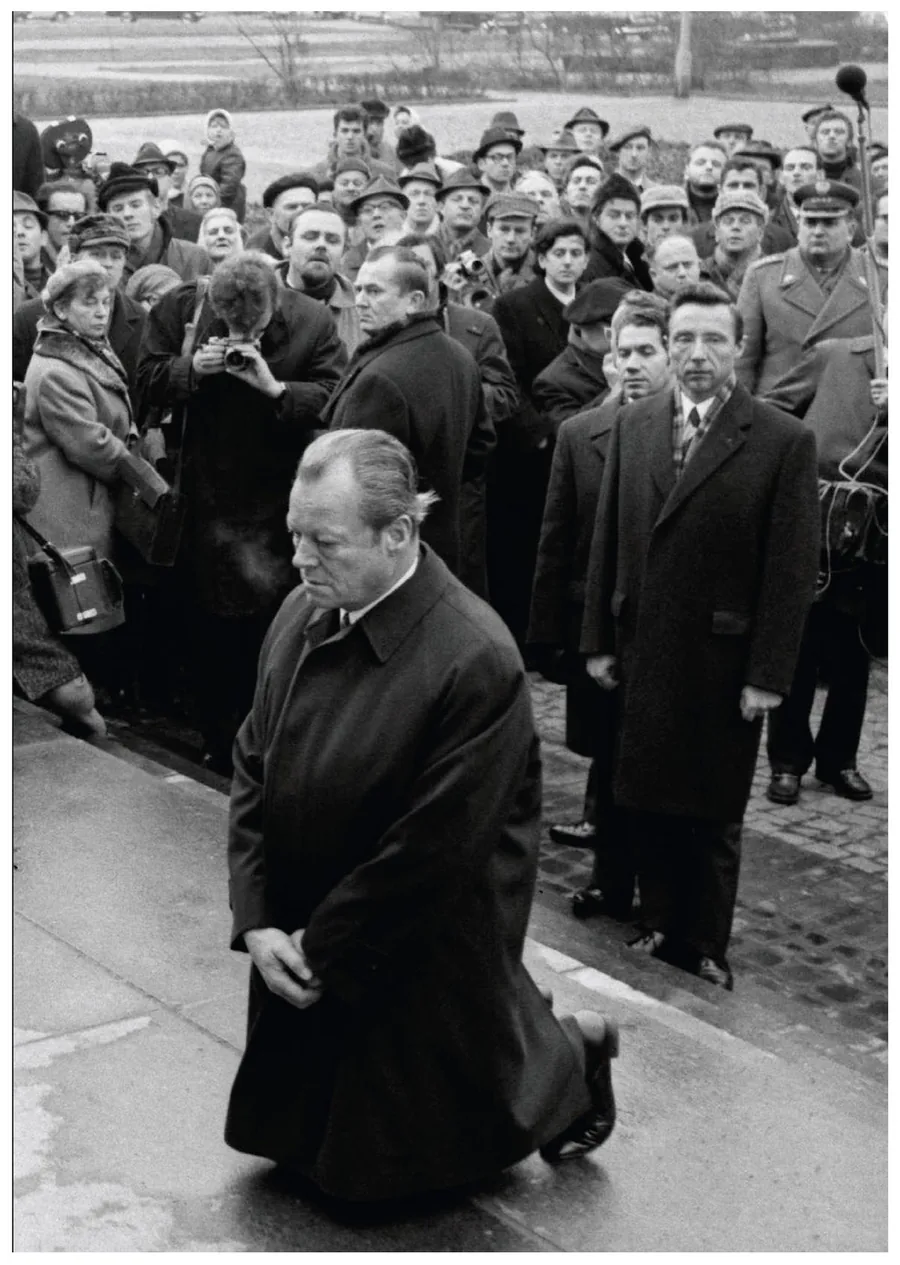 Abbildung zur Frage: Was wollte Willy Brandt mit seinem Kniefall 1970 im ehemaligen jüdischen Ghetto in Warschau ausdrücken?