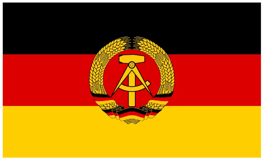 Abbildung zur Frage: Welcher deutsche Staat hatte eine schwarz-rot-goldene Flagge mit Hammer, Zirkel und Ährenkranz?
