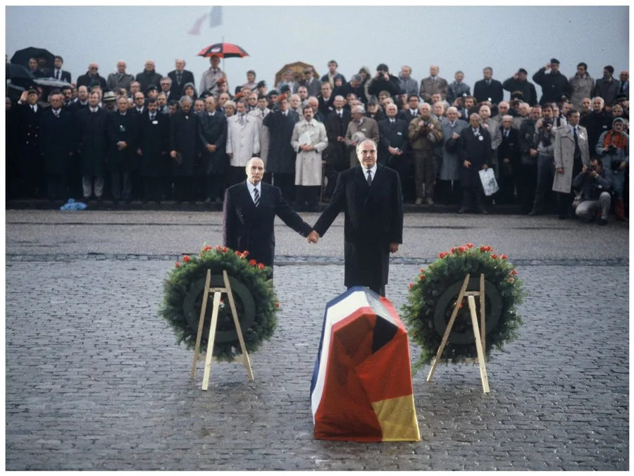 Abbildung zur Frage: Der damalige französische Staatspräsident François Mitterrand und der damalige deutsche Bundeskanzler Helmut Kohl gedenken in Verdun gemeinsam der Toten beider Weltkriege. Welches Ziel der Europäischen Union wird bei diesem Treffen deutlich?